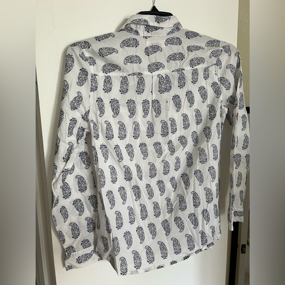 Old Navy Women’s White Paisley Button Down in a Medium - Picture 4 of 8